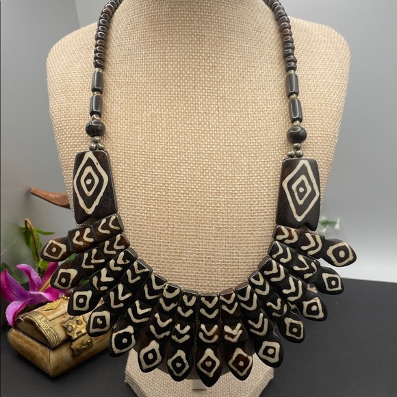Bone dyed pictographs necklace vintage C37 - Picture 7 of 8